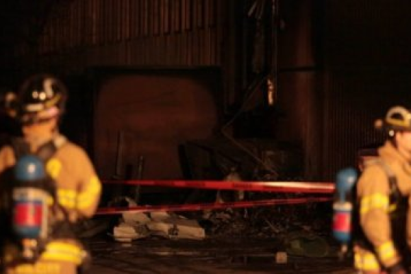 В США самолет врезался в офисное здание в центре города В США самолет врезался в офисное здание в центре города