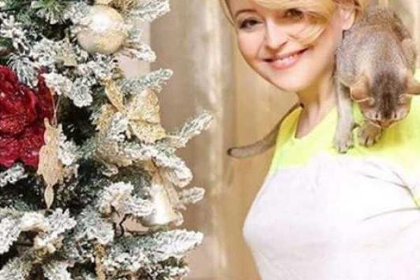 Леонид Агутин показал любимую жену возле елки Леонид Агутин показал любимую жену возле елки