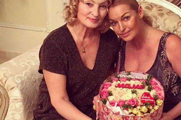 Волочкова показала свою маму, фанаты в восторге