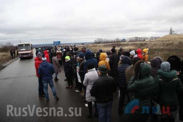 Российские захватчики применяют новую тактику, устраивая на оккупированных территориях проплаченные митинги Российские захватчики применяют новую тактику, устраивая на оккупированных территориях проплаченные митинги