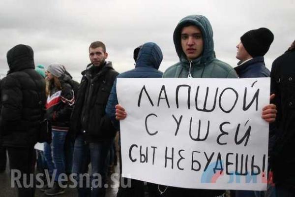 Российские захватчики применяют новую тактику, устраивая на оккупированных территориях проплаченные митинги Российские захватчики применяют новую тактику, устраивая на оккупированных территориях проплаченные митинги