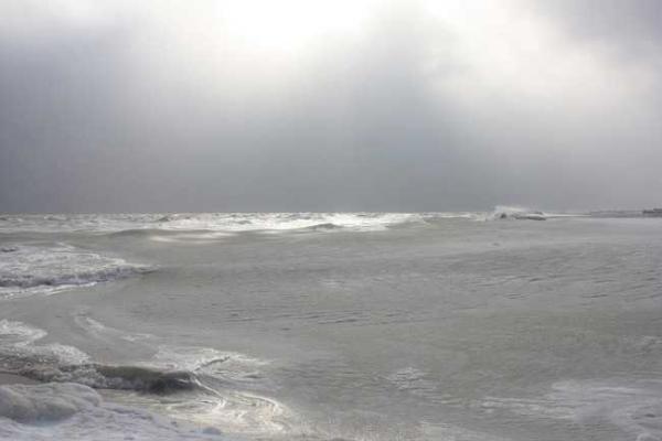 Азовское море замерзло и стало похоже на ледяную пустыню