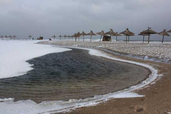 Азовское море замерзло и стало похоже на ледяную пустыню