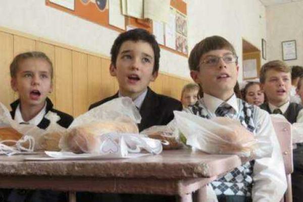 В Макеевке школьникам вместо новогодних подарков подарили буханку хлеба В Макеевке школьникам вместо новогодних подарков подарили буханку хлеба