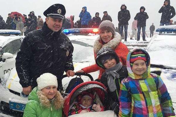 В Днепропетровске стартовала патрульная полиция В Днепропетровске стартовала патрульная полиция