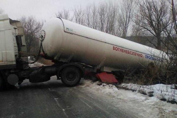 В Кременском районе возле жилых домов произошло ДТП  В Кременском районе возле жилых домов произошло ДТП