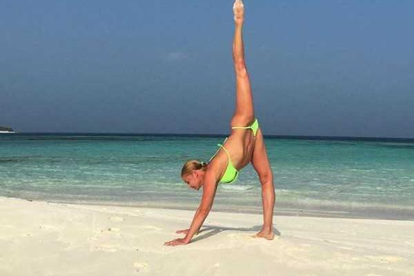 Волочкова изменила традиционному шпагату и показала свою гибкость