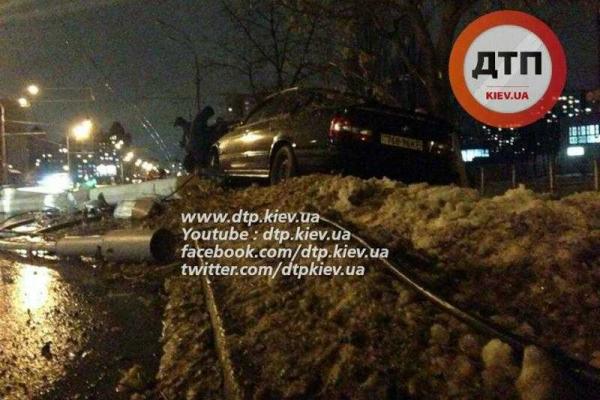 В Киеве водитель БМВ вылетел с дороги и снес столб В Киеве водитель БМВ вылетел с дороги и снес столб