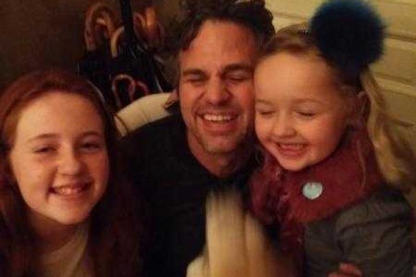 Во время бури в Нью-Йорке две маленькие девочки помогли голливудскому актеру  