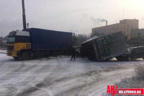 В Крыму многотонная фура упала на автомобиль В Крыму многотонная фура упала на автомобиль