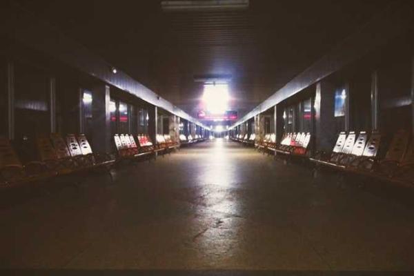 В сети появились снимки пустого луганского вокзала В сети появились снимки пустого луганского вокзала