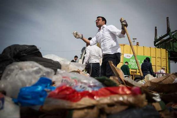 В Иерусалиме толпа людей устроила давку на свалке из-за бриллиантового кольца стоимостью в несколько тысяч долларов В Иерусалиме толпа людей устроила давку на свалке из-за бриллиантового кольца стоимостью в несколько тысяч долларов