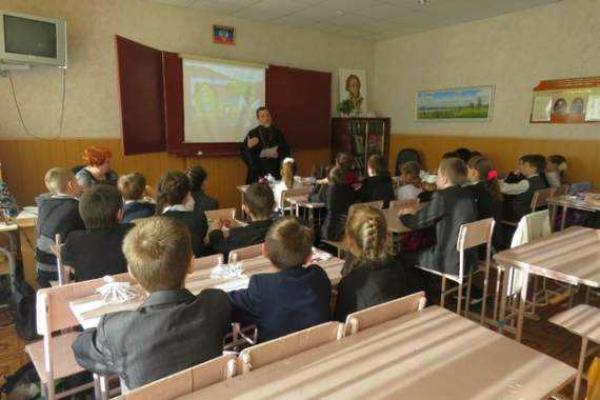 В Макеевке школьникам вместо новогодних подарков подарили буханку хлеба В Макеевке школьникам вместо новогодних подарков подарили буханку хлеба