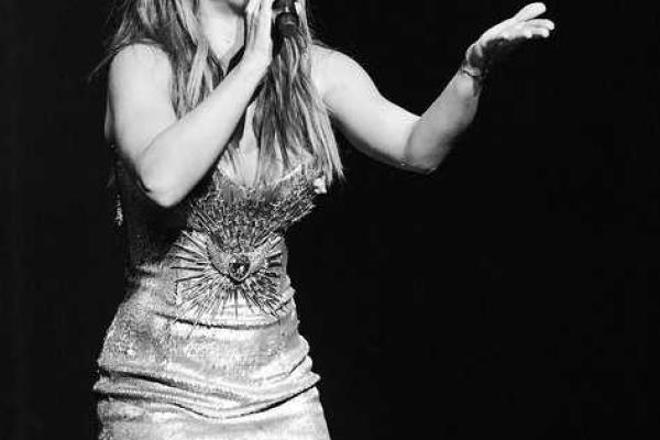 Ани Лорак завлекает на свои концерты откровенными нарядами