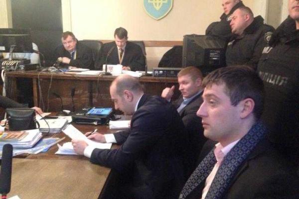 Парасюк метнул в голову прокурору бутылку и стакан с водой