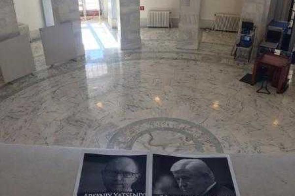 В центре Вашингтона развесили листовки с изображениями «главных коррупционеров» Украины