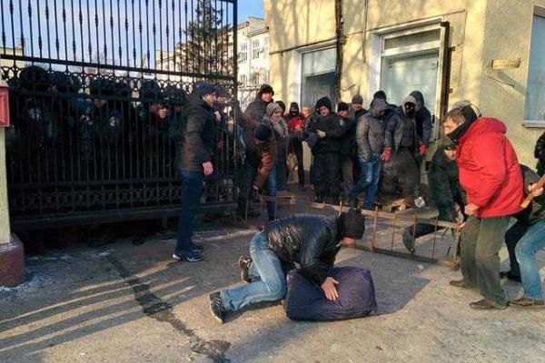 На территории кондитерской фабрики "Житомирські ласощі" погромы: одному человеку проломили голову