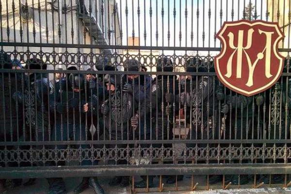 На территории кондитерской фабрики "Житомирські ласощі" погромы: одному человеку проломили голову