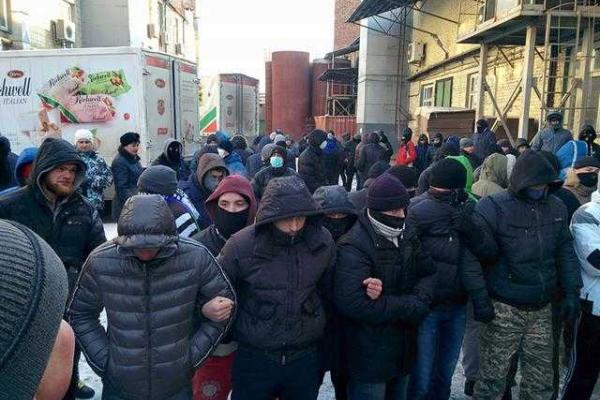 На территории кондитерской фабрики "Житомирські ласощі" погромы: одному человеку проломили голову