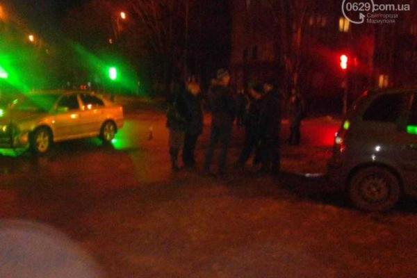 В Мариуполе водитель иномарки сбил девушку и протаранил автомобиль В Мариуполе водитель иномарки сбил девушку и протаранил автомобиль