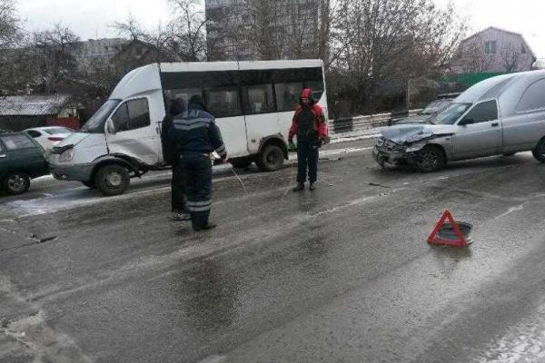 В Мариуполе маршрутка с пассажирами столкнулась с легковым фургоном В Мариуполе маршрутка с пассажирами столкнулась с легковым фургоном