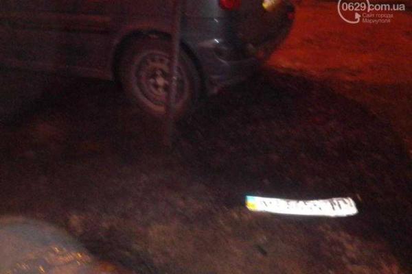 В Мариуполе водитель иномарки сбил девушку и протаранил автомобиль В Мариуполе водитель иномарки сбил девушку и протаранил автомобиль