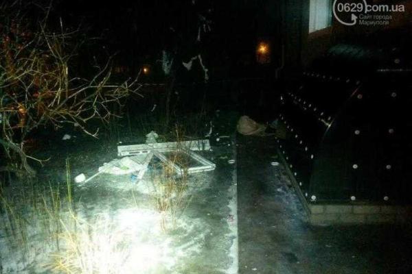 В результате взрыва в центре Мариуполя пострадали пенсионерка и ее маленький внук В результате взрыва в центре Мариуполя пострадали пенсионерка и ее маленький внук