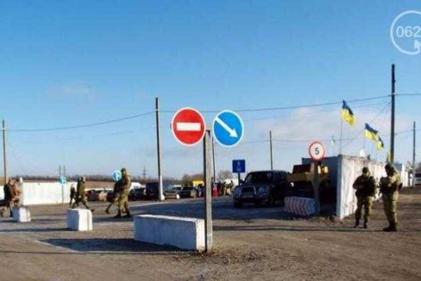 Несмотря на сильный мороз, желающих пересечь КПВВ под Мариуполем не уменьшается Несмотря на сильный мороз, желающих пересечь КПВВ под Мариуполем не уменьшается