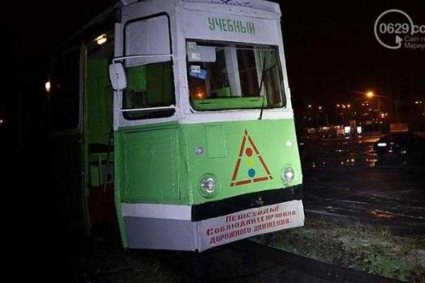 В Мариуполе учебный трамвай сошел с рельс В Мариуполе учебный трамвай сошел с рельс