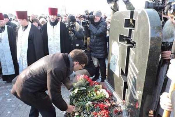 В Мариуполе почтили память погибших в микрорайоне Восточный В Мариуполе почтили память погибших в микрорайоне Восточный