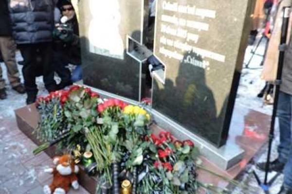 В Мариуполе почтили память погибших в микрорайоне Восточный В Мариуполе почтили память погибших в микрорайоне Восточный