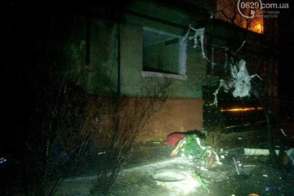 В результате взрыва в центре Мариуполя пострадали пенсионерка и ее маленький внук В результате взрыва в центре Мариуполя пострадали пенсионерка и ее маленький внук