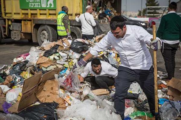 В Иерусалиме толпа людей устроила давку на свалке из-за бриллиантового кольца стоимостью в несколько тысяч долларов В Иерусалиме толпа людей устроила давку на свалке из-за бриллиантового кольца стоимостью в несколько тысяч долларов