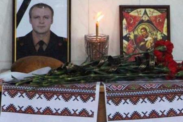 Погибшего на пожаре в Киеве спасателя провели в последний путь Погибшего на пожаре в Киеве спасателя провели в последний путь