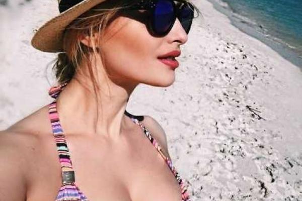 Экс-виагрянка впечатлила пышным бюстом