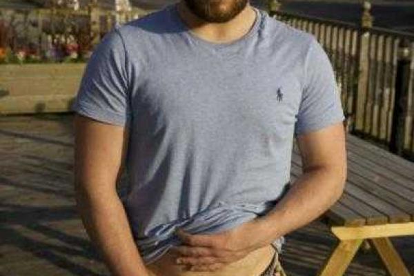 Мускулистому бармену из Гримсби девушки отказывают в сексе из-за красного пылесоса