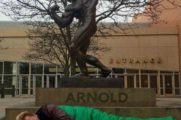 Арнольд Шварценеггер улегся спать возле своего памятника