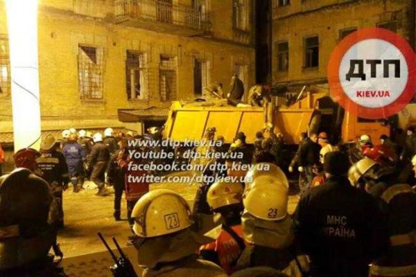 Обрушение дома в Киеве: в сети появились снимки с места происшествия