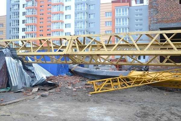 Под Киевом на людей упал башенный кран: есть жертвы