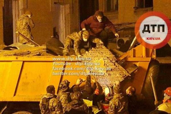 Обрушение дома в Киеве: в сети появились снимки с места происшествия