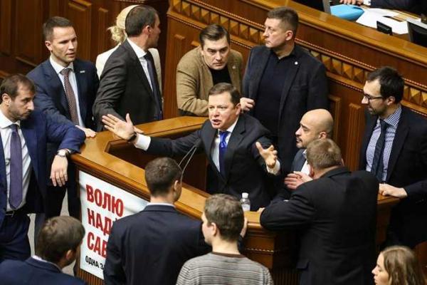«Еврооптимисты» заблокировали трибуну Верховной Рады