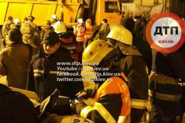 Обрушение дома в Киеве: в сети появились снимки с места происшествия