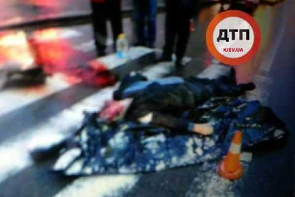Жуткое ДТП в Киеве: троллейбус переехал мужчине голову (18+) Жуткое ДТП в Киеве: троллейбус переехал мужчине голову (18+)