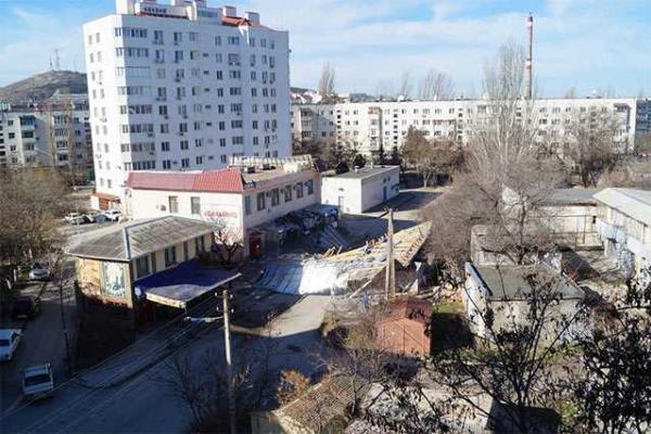 В Феодосии ураганный ветер сорвал с гостиницы крышу В Феодосии ураганный ветер сорвал с гостиницы крышу