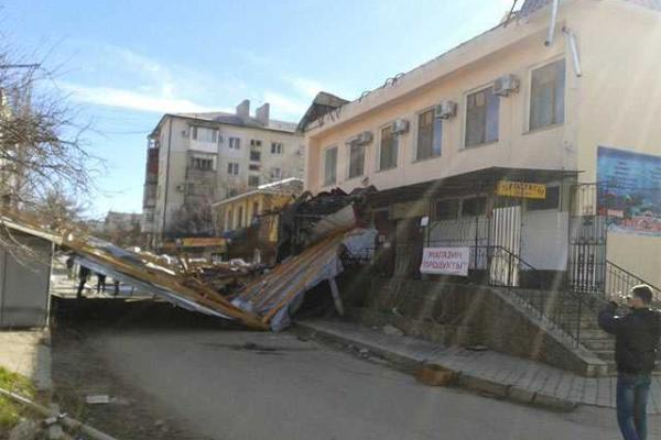 В Феодосии ураганный ветер сорвал с гостиницы крышу В Феодосии ураганный ветер сорвал с гостиницы крышу