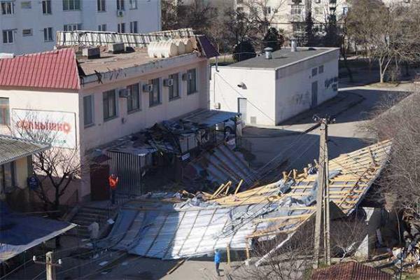 В Феодосии ураганный ветер сорвал с гостиницы крышу В Феодосии ураганный ветер сорвал с гостиницы крышу