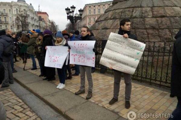 Сотни активистов вышли на поддержку патрульной полиции в Киеве Сотни активистов вышли на поддержку патрульной полиции в Киеве