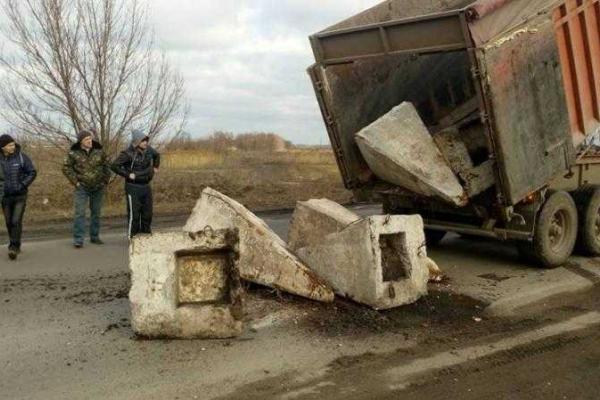Активисты заблокировали трассу "Николаев - Днепропетровск"