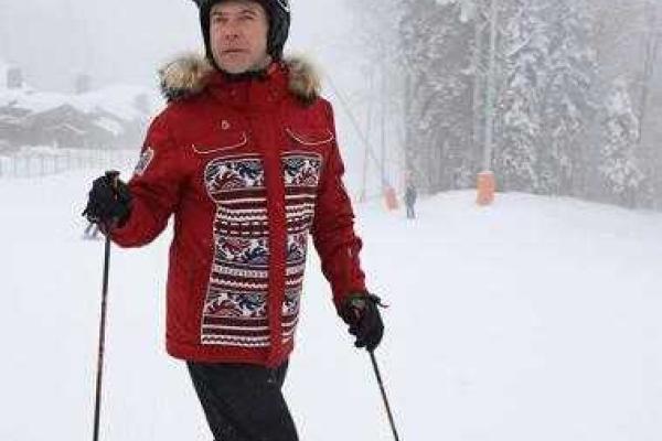 Соцсети смеются над нелепым горнолыжным костюмом Дмитрия Медведева