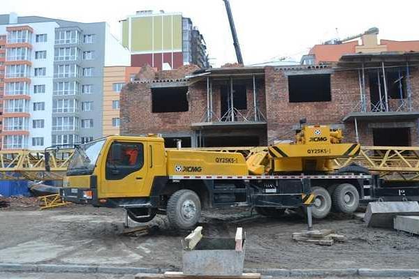 Под Киевом на людей упал башенный кран: есть жертвы